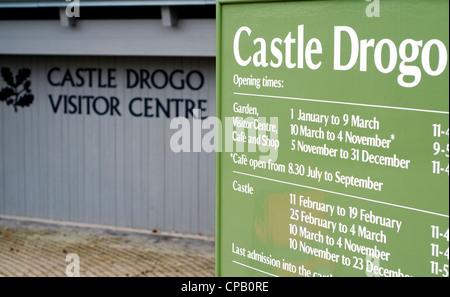 L'ingresso al Castle Drogo sito nelle vicinanze di Dartmoor nel Devon, Inghilterra, Regno Unito Foto Stock