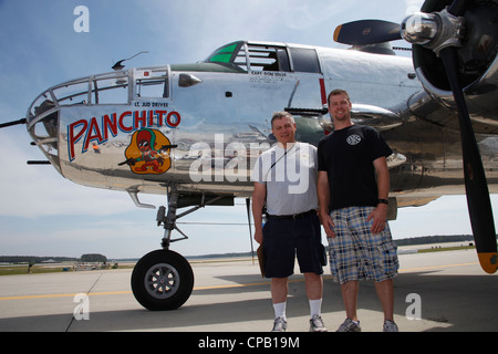 Paul Ringheiser, suo padre e guerrieri wounded del Battaglione dei Guerrieri feriti con sede a Camp Lejune N.C., ha volato a bordo di un B-25J Mitchell Bomber di proprietà della Disabled American Veterans Flight Team. Foto Stock