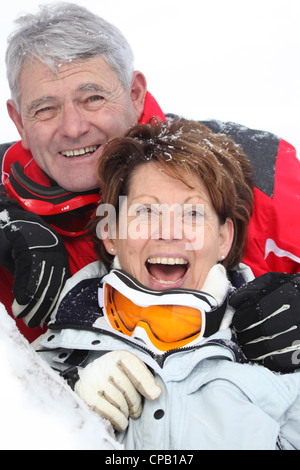 Coppia senior avente un tempo di grande sci Foto Stock