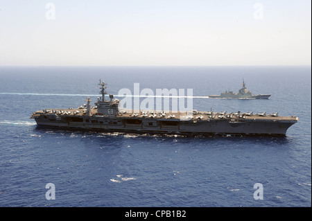 La fregata spagnola SPS Blas de Lezo (F 103) è affiancata alla portaerei di classe Nimitz USS Dwight D. Eisenhower (CVN 69). Dwight D. Eisenhower, il fiore all'occhiello del Carrier Strike Group 8, sta conducendo un'esercitazione composita sull'Oceano Atlantico. Foto Stock