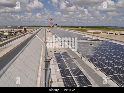 ) alcuni dei 2,534 pannelli fotovoltaici solari (PV) installati sul tetto della base aerea navale Hangar 1122 di Jacksonville per contribuire a ridurre il consumo energetico convenzionale dell'edificio e promuovere la sostenibilità ambientale. Foto Stock