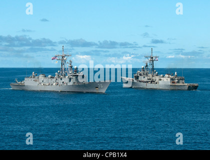 La fregata missilistica guidata USS Underwood (FFG 36) conduce un esercizio di passaggio con USS Nicholas (FFG 47) nell'Oceano Pacifico. Underwood è dispiegato in America centrale e del sud e nei Caraibi a sostegno dei mari del sud 2012. Foto Stock