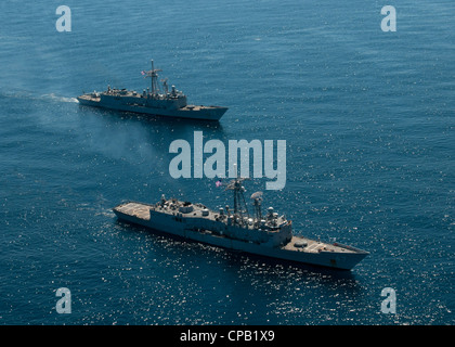 La fregata missilistica guidata USS Nicholas (FFG 47) conduce un esercizio di passaggio con USS Underwood (FFG 36) nell'Oceano Pacifico. Underwood è dispiegato in America centrale e del sud e nei Caraibi a sostegno dei mari del sud 2012. Foto Stock