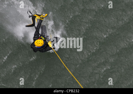 Una Guardia Nazionale dell'Esercito del Nord Carolina UH-60 elicottero Black Hawk rasie Paramedic George Ross durante un evento di addestramento della squadra di Helo Aquatic and Rescue del North Carolina al Lago Norman, 8 maggio. La C Company di NCNGâ€™, 1-131st Aviation ha fornito il loro aereo e ha lavorato insieme con i Denver, N.C., Vigili del fuoco e NCHART per preparare i salvataggi rapidi di acqua/alluvione che possono accadere in futuro. Foto Stock