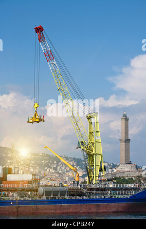 Gru su chiatta nel molo Foto Stock