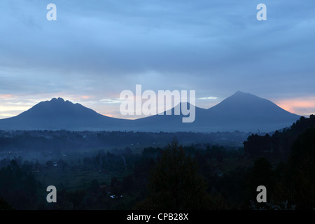 Il paesaggio montuoso del Parco Nazionale dei Vulcani in Rwanda. Foto Stock