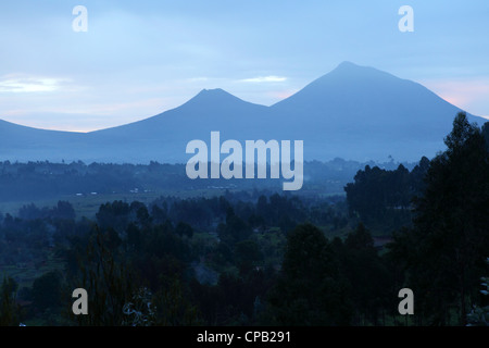 Il Virunga gamma della montagna nel Parco Nazionale dei Vulcani, Ruanda. Foto Stock