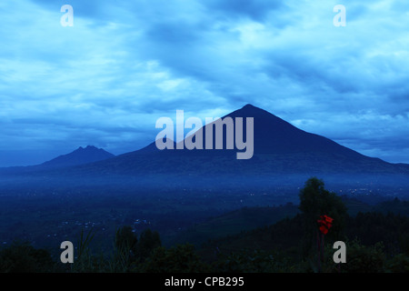 Alba si rompe sulla Virunga gamma della montagna nel Parco Nazionale dei Vulcani, Ruanda. Foto Stock