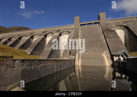 Il Lawers idro-elettricità dam e pipeline, in Ben Lawers Riserva Naturale Nazionale, Perthshire, Scotland, Regno Unito Foto Stock