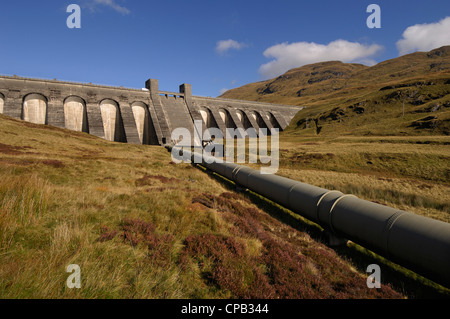 Il Lawers idro-elettricità dam e pipeline, in Ben Lawers Riserva Naturale Nazionale, Perthshire, Scotland, Regno Unito Foto Stock