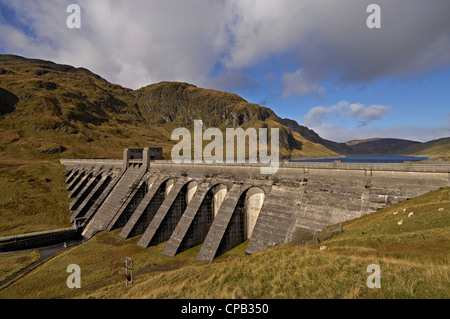 Il Lawers idro-elettricità dam e pipeline, in Ben Lawers Riserva Naturale Nazionale, Perthshire, Scotland, Regno Unito Foto Stock