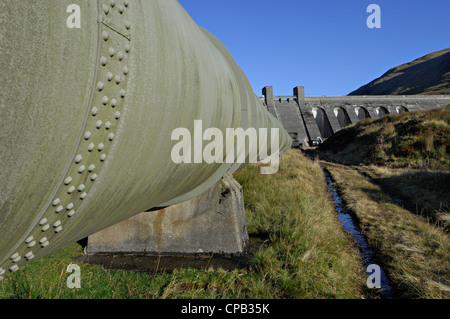 Il Lawers idro-elettricità dam e pipeline, in Ben Lawers Riserva Naturale Nazionale, Perthshire, Scotland, Regno Unito Foto Stock