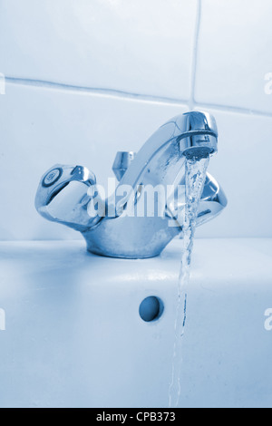 Esecuzione di acqua dal rubinetto Foto Stock