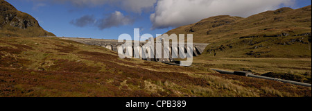 Il Lawers idro-elettricità dam e pipeline, in Ben Lawers Riserva Naturale Nazionale, Perthshire, Scotland, Regno Unito Foto Stock