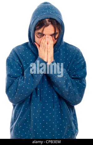 Ritratto di giovane grave preoccupazione uomo in felpa con cappuccio blu, isolato su sfondo bianco. Foto Stock
