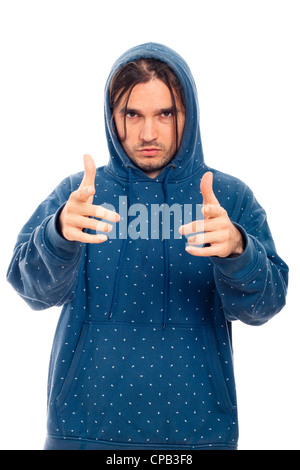 Ritratto di giovane uomo fiducioso in felpa con cappuccio blu rivolta, isolato su sfondo bianco. Foto Stock