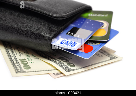 Custodia nera con carte di credito e banconote di dollari su sfondo bianco Foto Stock