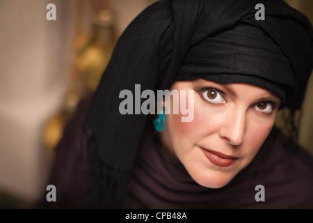 Bella sorridente donna islamica indossando il tradizionale Burqa o Niqab. Foto Stock