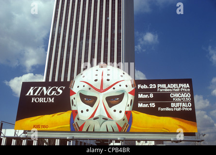 Kings hockey su ghiaccio billboard con portiere on Wilshire Blvd. circa 1980 Foto Stock