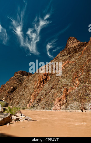 Vishnu scisto infusi con granito di Zoroaster vicino a Grapevine rapide sul fiume Colorado nel Grand Canyon Foto Stock