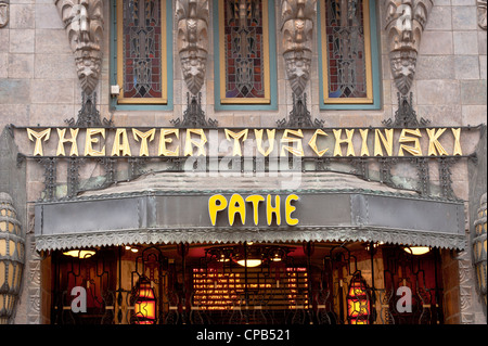 AMSTERDAM, PAESI BASSI - 08 MAGGIO 2012: Pathé Tuschinski Cinema su Reguliersbreestraat Foto Stock