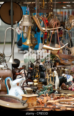 AMSTERDAM, PAESI BASSI - 08 MAGGIO 2012: Antiquariato e bric-a-brac al Waterlooplein Market Foto Stock