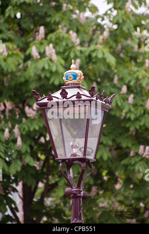 AMSTERDAM, PAESI BASSI - 08 MAGGIO 2012: Dettaglio di bella strada lampada Foto Stock