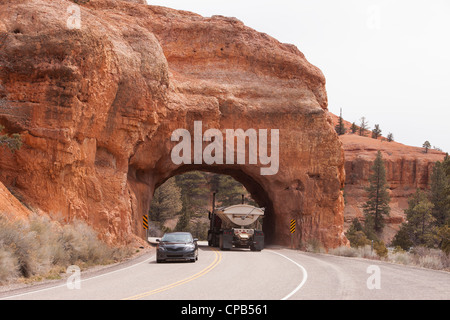 Parco Nazionale di Bryce Canyon, Utah. Carrello e car guida attraverso un tunnel. Formazioni di arenaria nel deserto. Riaccendere le foto. Foto Stock