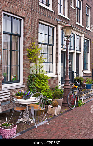 AMSTERDAM, PAESI BASSI - 08 MAGGIO 2012: Graziose case nella tranquilla via Jodenbreestreet Foto Stock