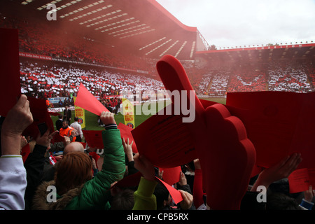 Ventole mostrano il supporto prima che il gioco a valle, il giorno Charlton Athletic venivano incoronati campioni della lega 1. Il 5 maggio 2012 Foto Stock