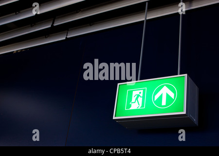 Uscita di emergenza sign in uffici moderni all'interno di un impianto industriale Foto Stock