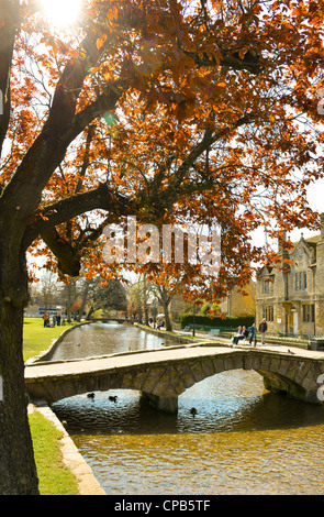 Il villaggio di Bourton-on-the-acqua, Gloucestershire, Inghilterra. Fiume Windrush. Foto Stock