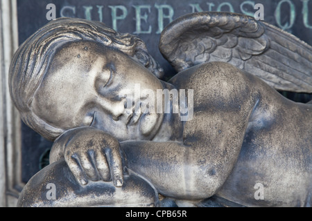 Raccolta delle più belle e commoventi esempi di architetture in cimiteri europei Foto Stock