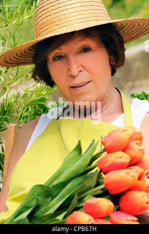 Senior donna tenendo il giardinaggio tenendo start-up nelle sue mani Foto Stock