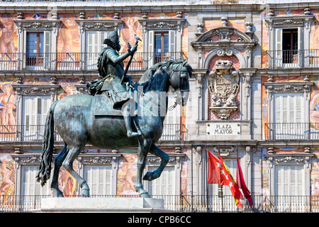 Statua di bronzo di re Filippo III costruito nel 1616 da Giovanni de Bologna e Pietro Tacca vicino alla Plaza Mayor di Madrid in Spagna Foto Stock