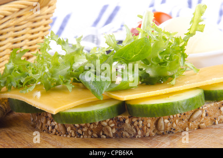Multigrain pane con formaggio cheddar e insalata mista Foto Stock