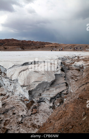 Sale essiccato lago vicino a Valle della Luna, San Pedro de Atacama, Cile Foto Stock