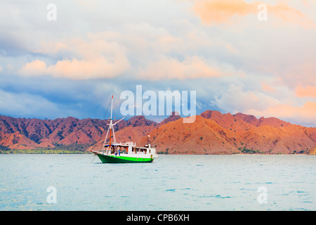 Tramonto nel parco nazionale di Komodo Foto Stock