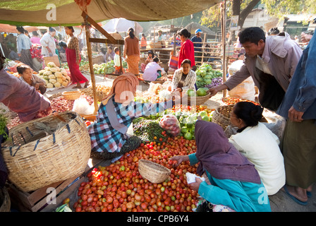 Persone non identificate sono in stallo vegetali a Nyaung-U mercato, Myanmar. Nyaung-U è il gateway per la città di Bagan Foto Stock