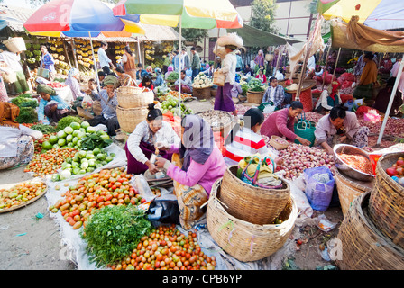 Persone non identificate sono in stallo vegetali a Nyaung-U mercato, Myanmar. Nyaung-U è il gateway per la città di Bagan Foto Stock