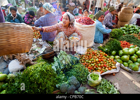 Persone non identificate sono in stallo vegetali a Nyaung-U mercato, Myanmar. Nyaung-U è il gateway per la città di Bagan Foto Stock