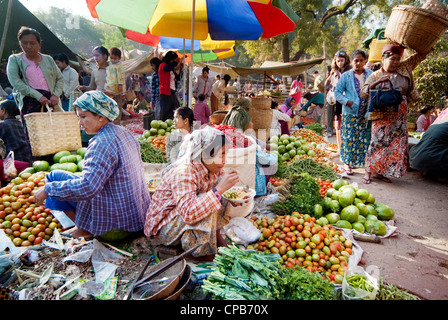 Persone non identificate sono in stallo vegetali a Nyaung-U mercato, Myanmar. Nyaung-U è il gateway per la città di Bagan Foto Stock