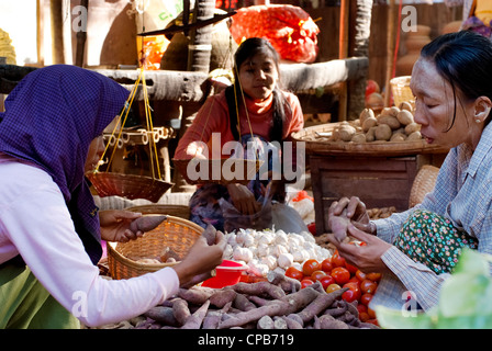 Persone non identificate sono in stallo vegetali a Nyaung-U mercato, Myanmar. Nyaung-U è il gateway per la città di Bagan Foto Stock