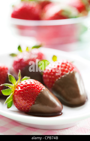 Il cioccolato fragole immerse Foto Stock