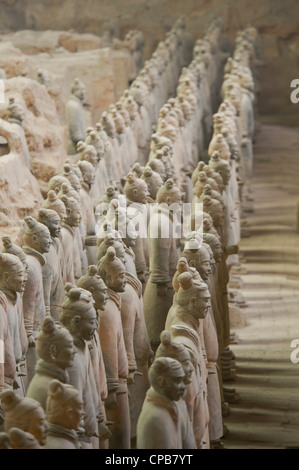 Una vista all'interno della buca no.1 mostra righe dell'Esercito di Terracotta di soldati. Foto Stock