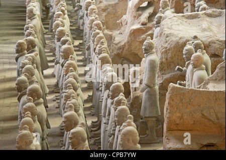 Una vista all'interno della buca no.1 mostra righe dell'Esercito di Terracotta di soldati. Foto Stock