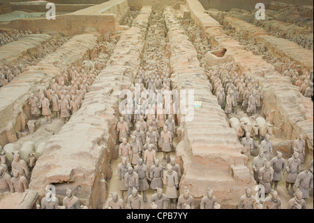 Una vista all'interno della buca no.1 mostra righe dell'Esercito di Terracotta di soldati. Foto Stock