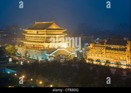 La Torre del Tamburo su West Street in Xian al crepuscolo serale. Foto Stock