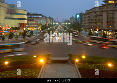 Preso dalla torre campanaria in Xian cercando la strada del sud con una lenta velocità di otturazione per la sfocatura di movimento del traffico al crepuscolo/serale Foto Stock