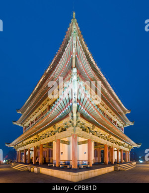 A 2 foto stitch un ampio angolo di visione della struttura superiore sulla torre campanaria in Xian al crepuscolo/notte/sera. Foto Stock